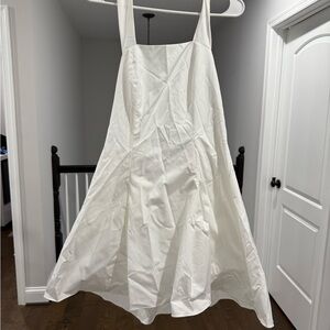 Elegant White Sleeveless Dress